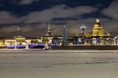 Noel St. Petersburg. Vasilyevsky Adası gece görünümünü tükürmek
