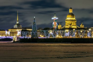 Noel St. Petersburg. Vasilyevsky Adası gece görünümünü tükürmek