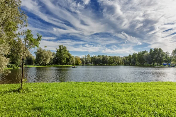Landschap Met Rivier Blauwe Lucht Met Wolken — Stockfoto