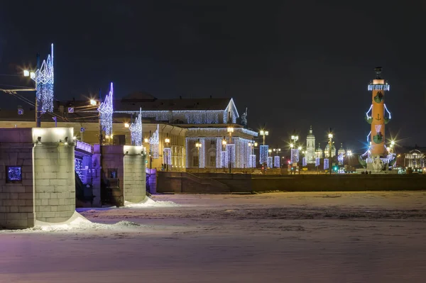 圣诞圣彼得斯堡 随地吐痰的 Vasilyevsky 岛夜景 — 图库照片