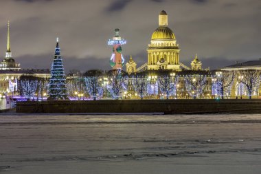 Noel St. Petersburg. Vasilyevsky Adası gece görünümünü tükürmek