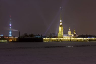 St. Petersburg 'daki Peter ve Paul Kalesi' nin gece manzarası