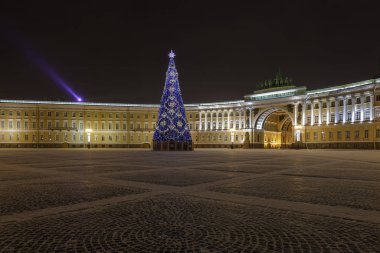 Palace Meydanı'nda Genel Kurmay kemer arka plan üzerinde Noel ağacı. Saint-Petersburg, Rusya Federasyonu.