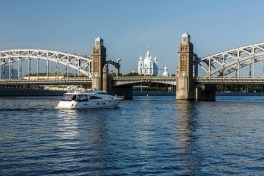 Bolsheokhtinsky Köprüsü 'nün hizasında Smolny Katedrali. St. Petersburg 'da. Rusya