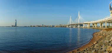 Kablo destekli köprüsü olan yeni karayolu. St. Petersburg, Rusya