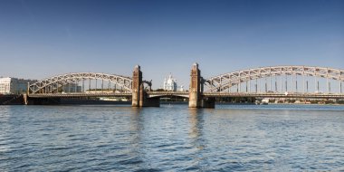 Bolsheokhtinsky Köprüsü 'nün hizasında Smolny Katedrali. St. Petersburg 'da. Rusya