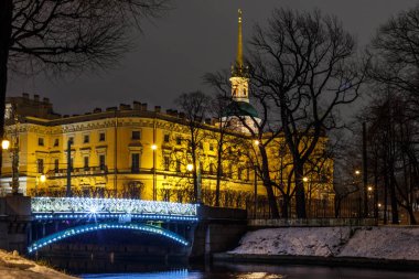 St. Michael 's ya da Mühendis Kalesi' nin gece görüşü. St. Petersburg, Rusya