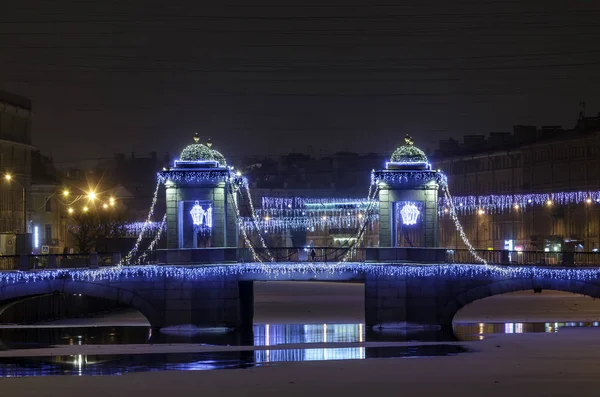 ロシアのサンクトペテルブルクで冬の夜の休日のロモノーソフ橋の新年の通りの装飾 — ストック写真