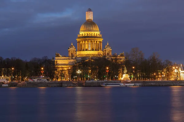 圣彼得堡 圣以撒大教堂的景观 晚上好彼得堡俄罗斯 — 图库照片