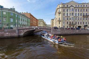 Saint Petersburg, Rusya - 24 Ekim 2015: Sonbahar öğleden sonra kent manzarası. Moika Nehri ve setleri