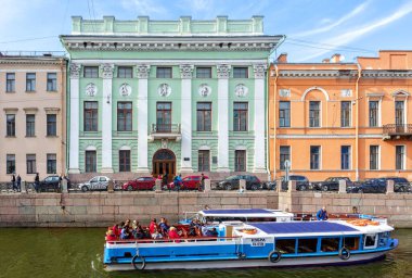 Saint Petersburg, Rusya - 24 Ekim 2015: Sonbahar öğleden sonra kent manzarası. Moika Nehri ve setleri