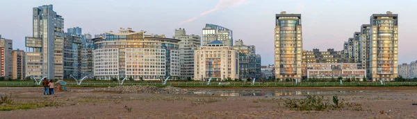 ロシア サンクトペテルブルク 2017年9月24日 フィンランド湾沿岸の住宅団地 Marine Facade ロイヤリティフリーのストック画像