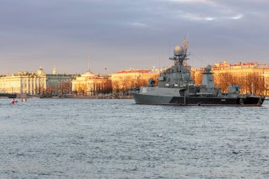 Rusya, Saint Petersburg - 05 Mayıs 2017: Denizaltı gemisi Urengoy 304 Neva Nehri 'ne demir attı 