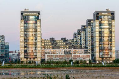 Rusya, Saint Petersburg - 24 Eylül 2017: Finlandiya Körfezi kıyısındaki yerleşik kompleks deniz cephesi