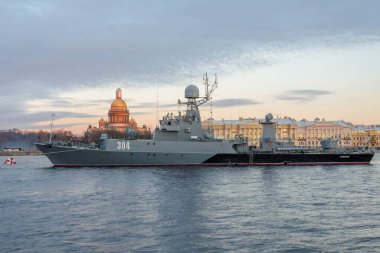 Rusya, Saint Petersburg - 05 Mayıs 2017: Denizaltı gemisi Urengoy 304 Neva Nehri 'ne demir attı 