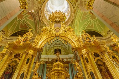 Rusya, Saint Petersburg - 8 Temmuz 2017: Peter ve Paul Katedrali 'nin İçi. Rus imparatorları burada gömülü..