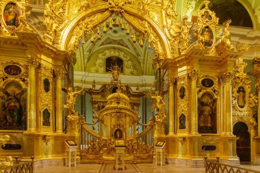 Rusya, Saint Petersburg - 8 Temmuz 2017: Peter ve Paul Katedrali 'nin İçi. Rus imparatorları burada gömülü..