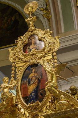Rusya, Saint Petersburg - 8 Temmuz 2017: Peter ve Paul Katedrali 'nin İçi. Rus imparatorları burada gömülü..