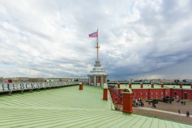 Rusya, Saint Petersburg - 25 Haziran 2017: Peter ve Paul Kalesi 'nin gözlem platformundan St. Petersburg manzarası