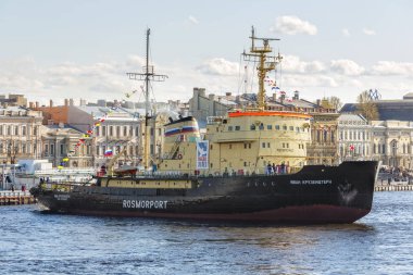 St. Petersburg, Rusya - 3 Mayıs 2015: Rus buzkıran Ivan Kruzenshtern Saint-Petersburg 'daki Neva nehrinde. 