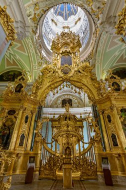 Saint Petersburg, Rusya - 24 Haziran 2013: Peter ve Paul Katedralinin İçi. Rus imparatorları burada gömülü..