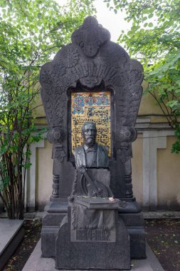 Saint Petersburg, Rusya - 23 Temmuz 2013: Alexander Nevsky Lavra 'nın Mezarı. Bir Rus besteci ve bilim adamı olan kimyager ve hekim Alexander Borodin 'in anıtı.