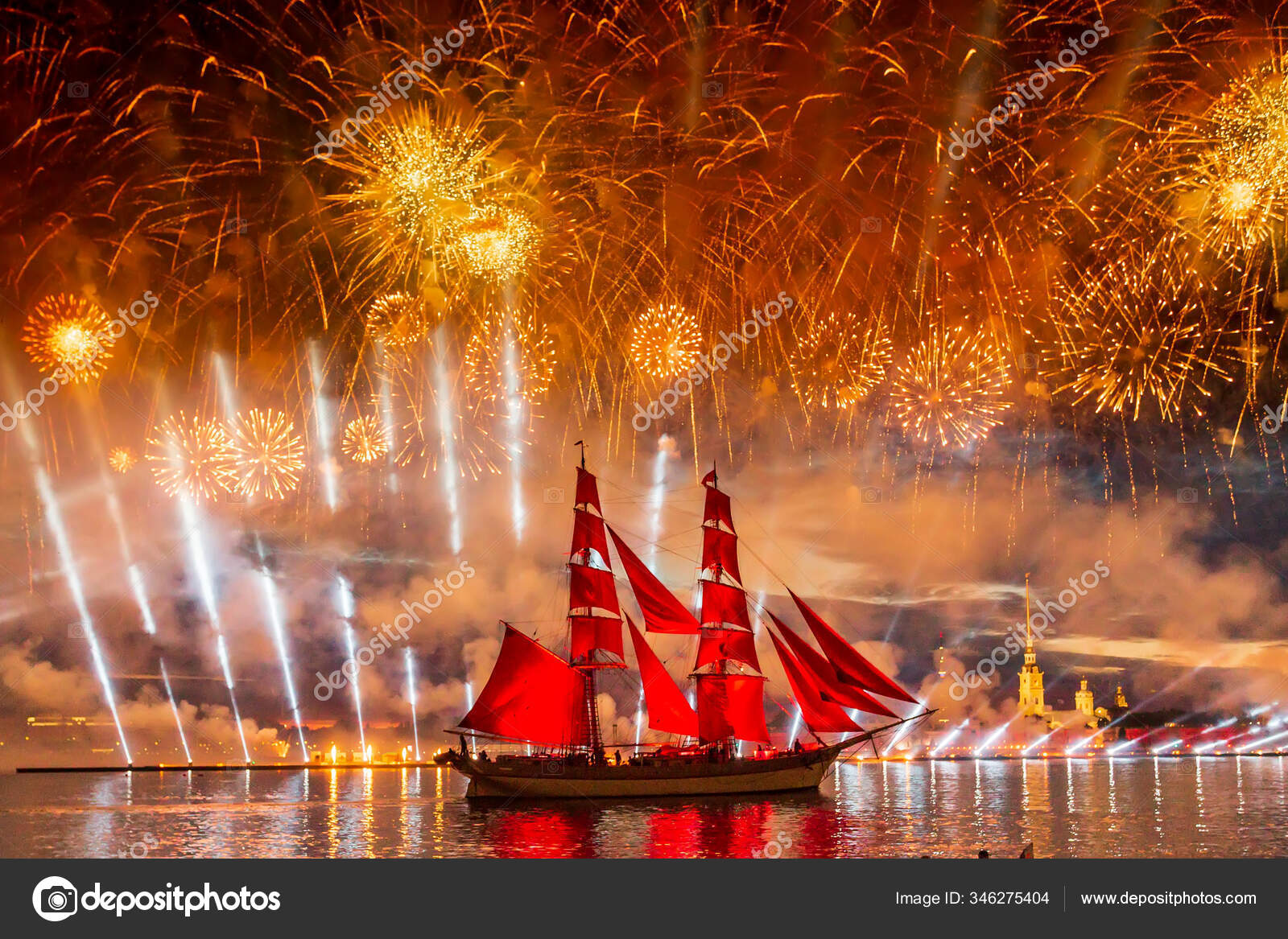 2018年6月24日俄罗斯圣彼得堡白夜节期间的毕业生假期—— 库存社论照片© RokaB #346275404