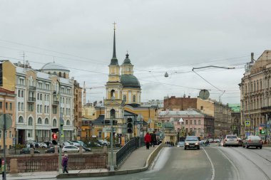 Saint Petersburg, Rusya - 24 Ekim 2015: Aziz Simeon ve Anna Kilisesi, Belinskogo caddesinin Fontanka Nehri 'ni geçtiği St. Petersburg' un en pitoresk köşelerinden birinde yer almaktadır..