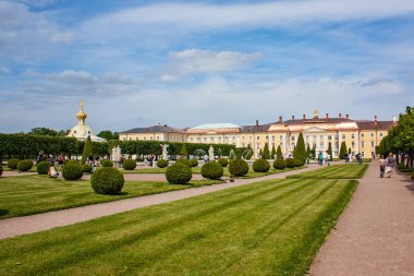 Peterhof, Saint Petersburg, Rusya - 23 Haziran 2011: Üst Bahçe ve Peterhof 'un merkezi bir eğlencesi