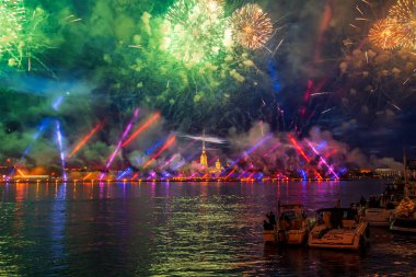 Saint Petersburg, Rusya - 24 Haziran 2018: Beyaz Geceler Festivali sırasında okul mezunları için tatil gezisi