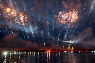 Saint Petersburg, Rusya - 24 Haziran 2018: Beyaz Geceler Festivali sırasında okul mezunları için tatil gezisi