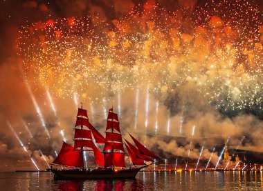 Saint Petersburg, Rusya - 24 Haziran 2018: Beyaz Geceler Festivali sırasında okul mezunları için tatil gezisi