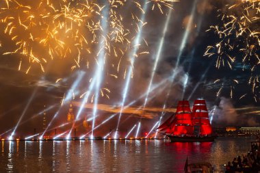 Saint Petersburg, Rusya - 24 Haziran 2018: Beyaz Geceler Festivali sırasında okul mezunları için tatil gezisi