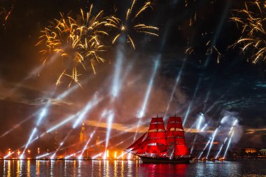 Saint Petersburg, Rusya - 24 Haziran 2018: Beyaz Geceler Festivali sırasında okul mezunları için tatil gezisi