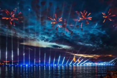 Saint Petersburg, Rusya - 24 Haziran 2018: Beyaz Geceler Festivali sırasında okul mezunları için tatil gezisi