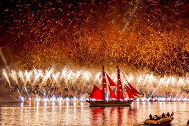 Saint Petersburg, Rusya - 24 Haziran 2018: Beyaz Geceler Festivali sırasında okul mezunları için tatil gezisi