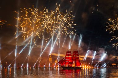 Saint Petersburg, Rusya - 24 Haziran 2018: Beyaz Geceler Festivali sırasında okul mezunları için tatil gezisi