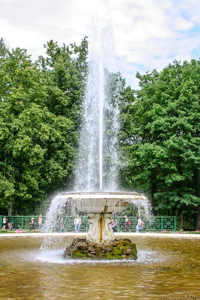2011年6月23日ロシア サンクトペテルブルク ピーターホーフとバロック様式の宮殿の噴水 — ストック写真