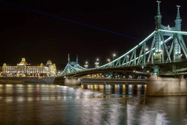 Budapest Ungarn August 2013 Die Nächtliche Szenerie Der Budapester Brücke — Stockfoto