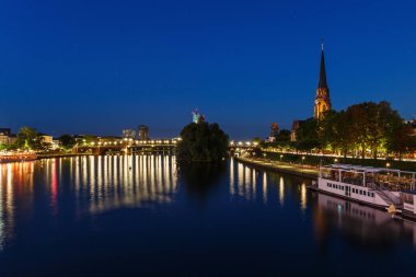River Main. Toprak döşeme ve kilise Üç Kral. Frankfurt am Main, Almanya. Gece görünümü