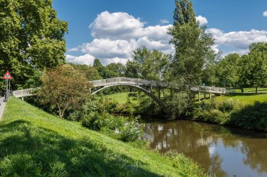 Frankfurt 'taki Nidda Nehri' ne park et.