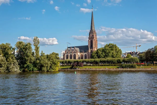 Rzeka Główna Wał Kościół Trzech Króli Frankfurt Nad Menem Niemcy — Zdjęcie stockowe