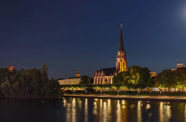 主要河流 三个国王的银行和教堂 德国美因河畔法兰克福夜景 — 图库照片