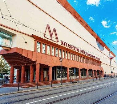 Frankfurt Am Main, Almanya - 08 Ağustos 2017: Viyanalı mimar Hans Hollein tarafından tasarlanan Modern Sanatlar Müzesi Fuer Moderne Kunst