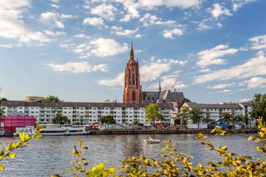 Frankfurt Am Main, Almanya - 06 Ağustos 2017: Ana nehirden Frankfurt Katedrali Saint Bartholomew