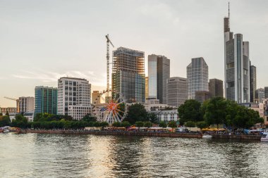 Frankfurt Am Main, Almanya - 07 Ağustos 2017: Frankfurt am Main - Almanya 'nın iş başkenti. Gökdelenlerin görüntüsü