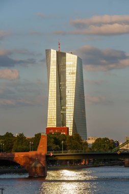 Frankfurt Am Main, Almanya - 06 Ağustos 2017: Avrupa Merkez Bankası ve öğleden sonra ışığı altında ufuk çizgisi
