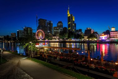 Frankfurt Am Main, Almanya - 07 Ağustos 2017: Frankfurt am Main - Almanya 'nın gece iş başkenti. Aydınlatılmış gökdelenlerin görüntüsü