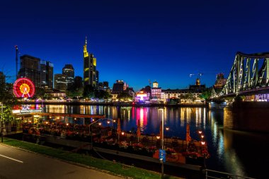 Frankfurt Am Main, Almanya - 07 Ağustos 2017: Frankfurt am Main - Almanya 'nın gece iş başkenti. Aydınlatılmış gökdelenlerin görüntüsü