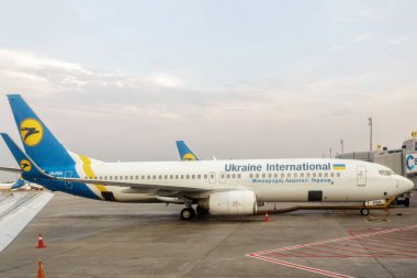 Kiev, Ukrayna - 22 Ağustos 2016: Zhulyany havaalanındaki otoparkta Boeing 737-800 (WI) havayolu 
